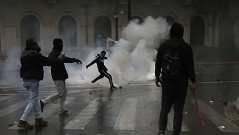 В Афинах напали на журналистов во время протестов