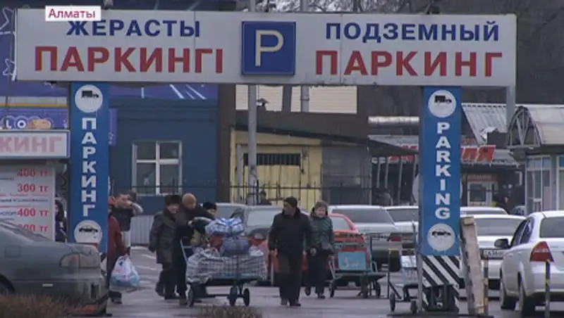 На вокзале "Алматы-1" просят 400 тенге за 5 минут парковки