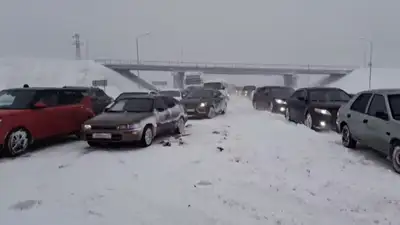 авто, снег, пробка, фото - Новости Zakon.kz от 03.01.2023 18:26
