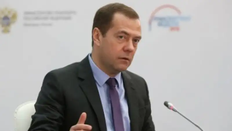 Медведев потребовал погасить долги по зарплате