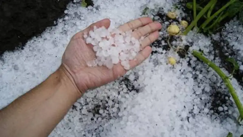 Казахстанцы делятся снимками града в Алматинской области
