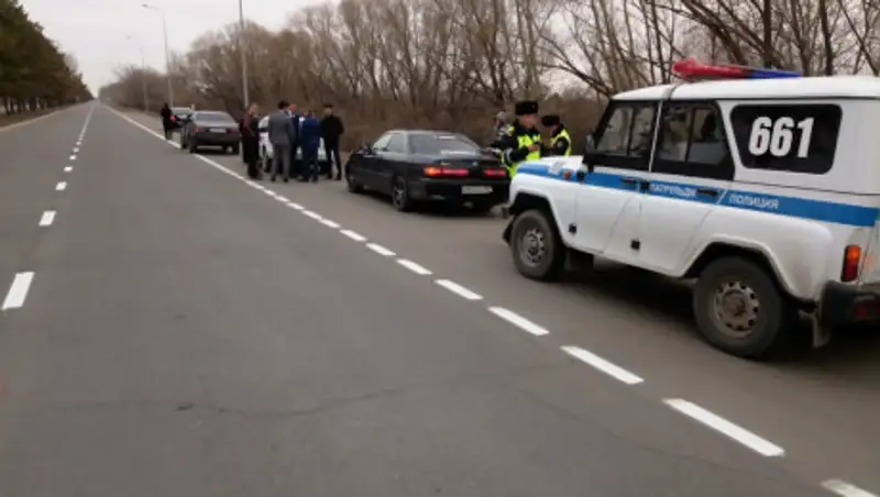 Пистолет и нож обнаружили полицейские в авто из свадебного кортежа