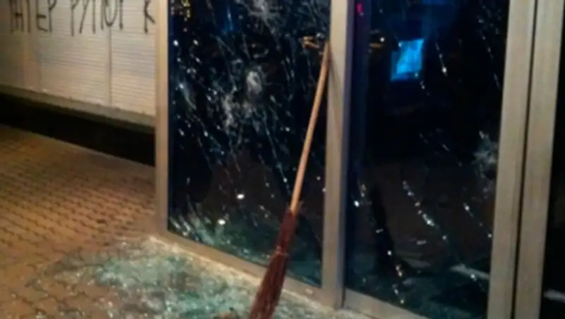 Офис украинского телеканала «Интер» закидали камнями