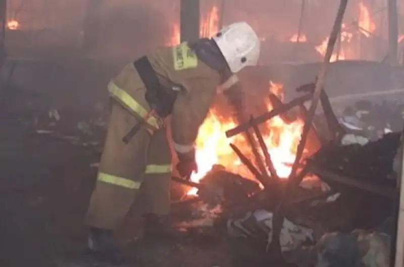 Владелец сгоревшего в Шымкенте рынка пообещал восстановить его в ближайшее время Владелец сгоревшего в Шымкенте рынка пообещал восстановить его в ближайшее время, фото - Новости Zakon.kz от 03.08.2012 20:16