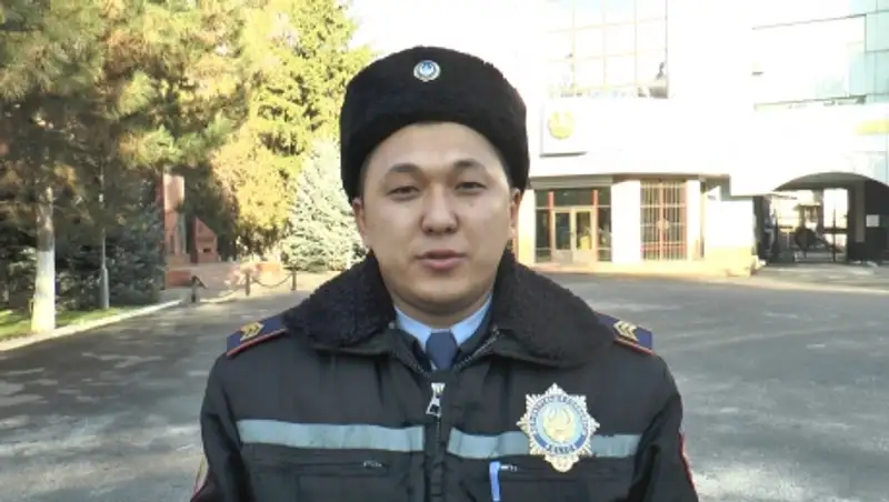 Алматинские полицейские рассказали о спасении девушки, едва не спрыгнувшей с моста