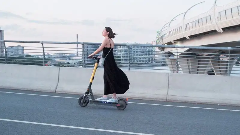 Парижане проголосовали за запрет езды на электросамокатах