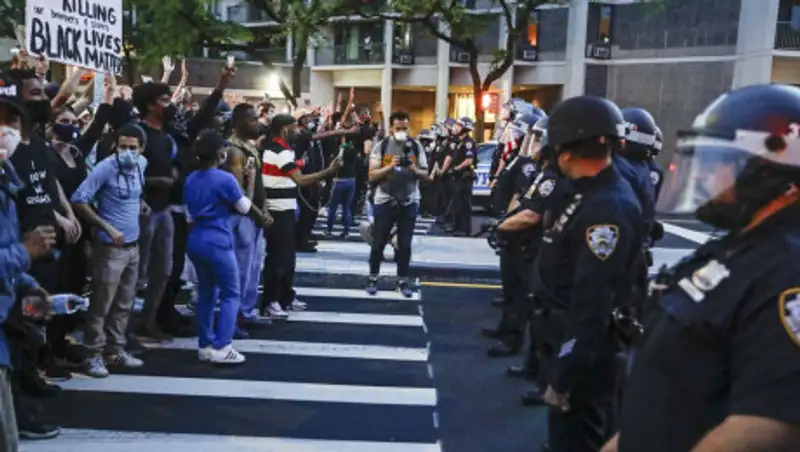 Двое полицейских в Нью-Йорке получили огнестрельное ранение