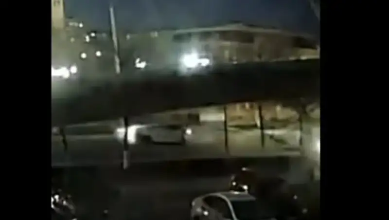 Момент столкновения автомобилей в центре Актау попал на видео