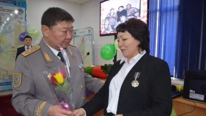 В ДЧС Алматы наградили женщину за спасение людей