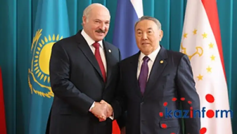 Лукашенко наградил Назарбаева Орденом дружбы народов