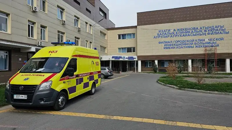 Заразные, но неопасные: что нужно знать о штаммах коронавируса "Эрис" и "Пирола"