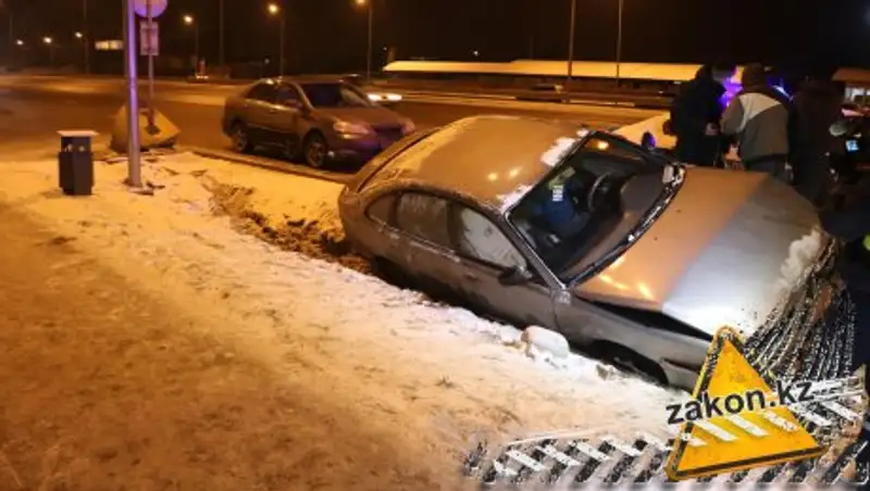 В Алматы предположительно пьяный водитель Mazda угодил в арык напротив больницы