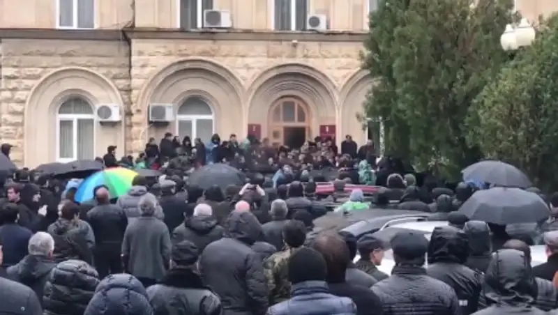 В Абхазии протестующие похитили оружие из администрации президента