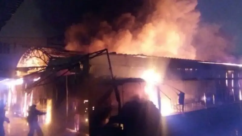 В Актау произошел крупный пожар на рынке «Масат»