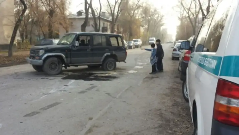 Очередной "перевёртыш" в Алматы: перекресток не поделили Peugeot и Toyota