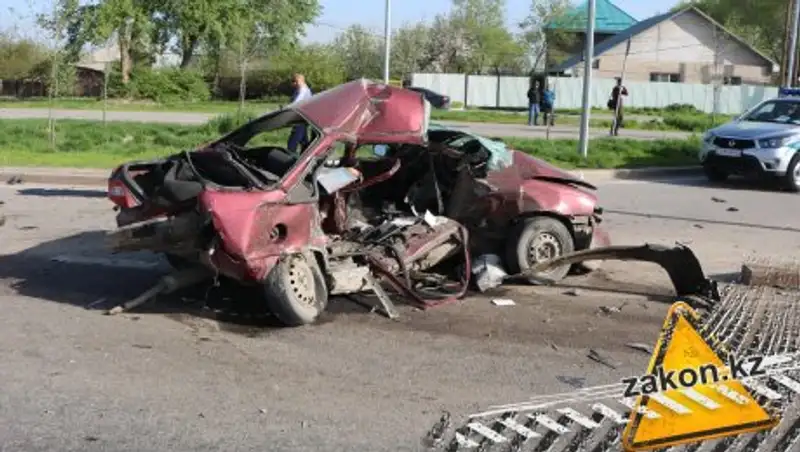 В Алматы в страшном ДТП погиб человек