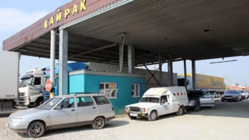 Двоих жителей Костаная оштрафовали за то, что они пнули служебную собаку