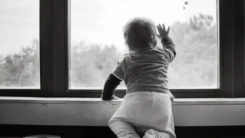 Трехлетний ребенок выпал из окна и разбился в Алматинской области