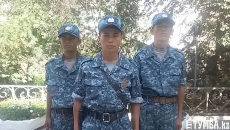 В Актау задержали мужчину, который угрожал прохожим пистолетом