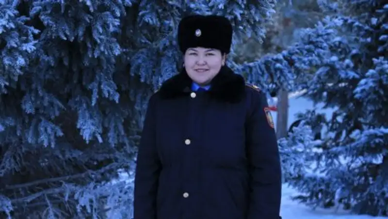 В Астане сотрудница полиции спасла из пожара двоих детей