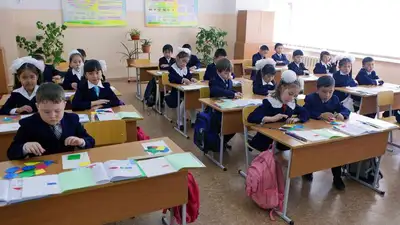 опрос о продлении учебного года для школьников в Казахстане