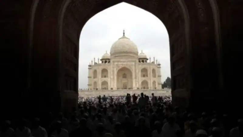 В Индии расследуют падение люстры в Тадж-Махале