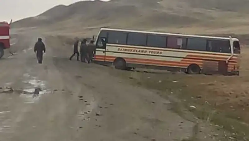 Пассажирский автобус с людьми уехал в кювет на трассе в ВКО