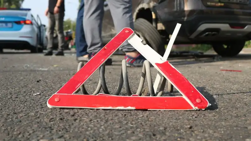 Легковушка влетела в грузовик на трассе в Жетысуской области