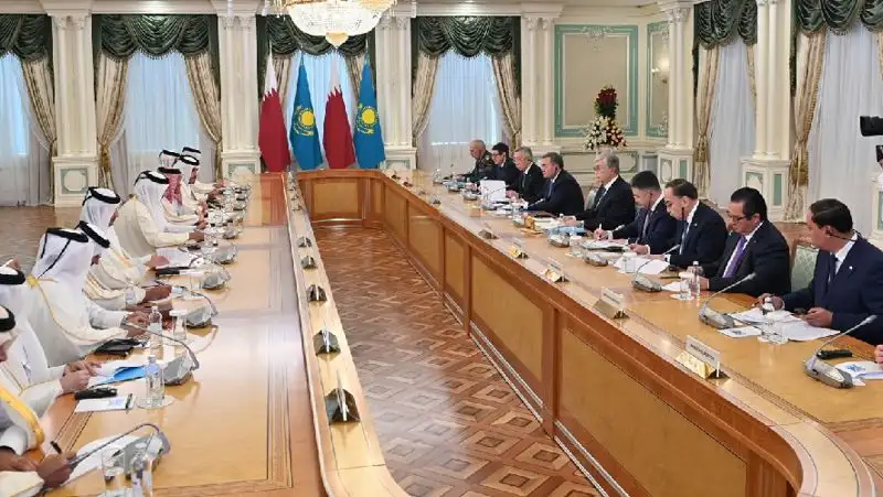 Токаев и эмир Катара провели переговоры в расширенном формате