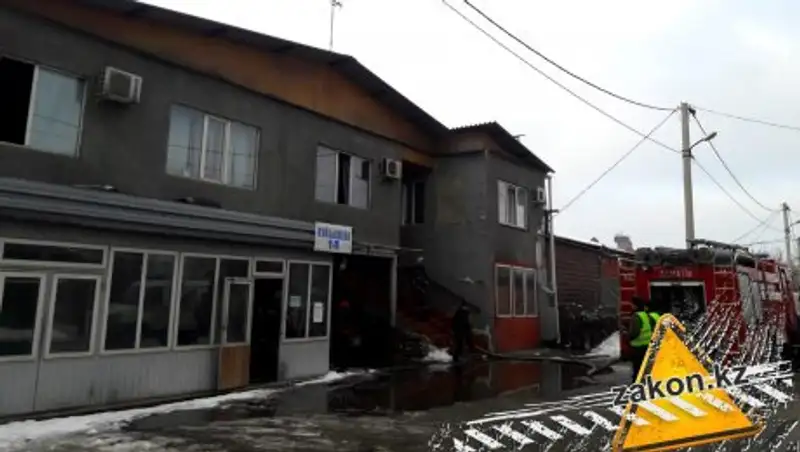 Автомастерская горела в Алматы