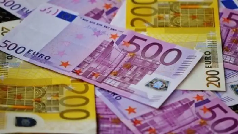 В Караганде мошенник менял деньги пенсионеров на сувенирные купюры