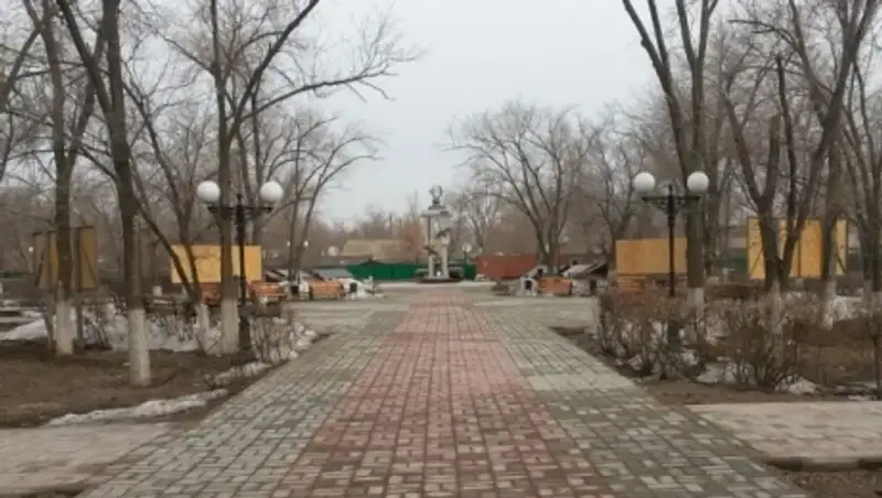 В новом сквере Уральска обнаружили строительные недоделки