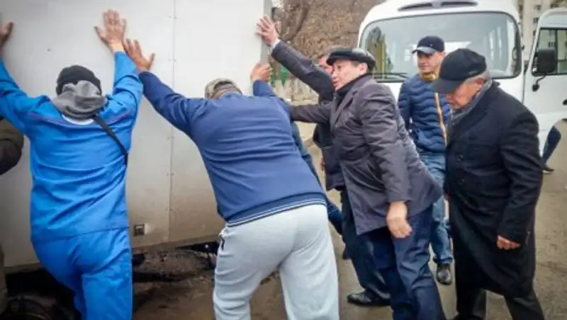 Акиму Павлодара пришлось вытаскивать машину из ямы