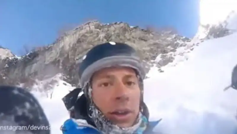 Американский лыжник снял на видео свое падение с 45-метровой высоты