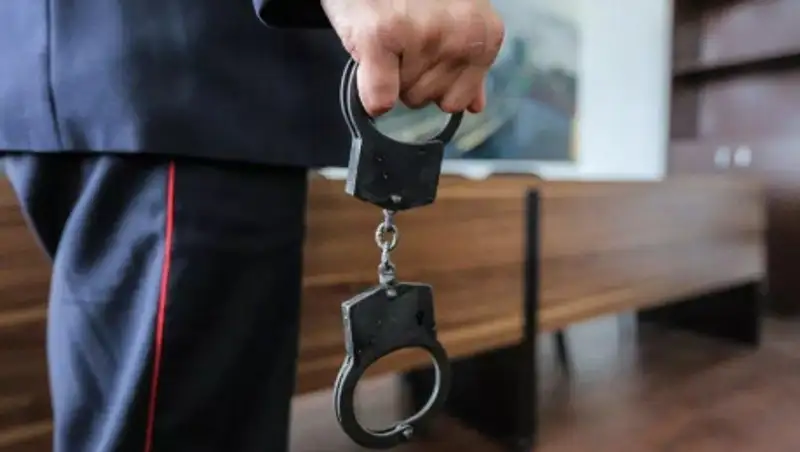 В Алматы осудили двух полицейских за обман и злоупотребления