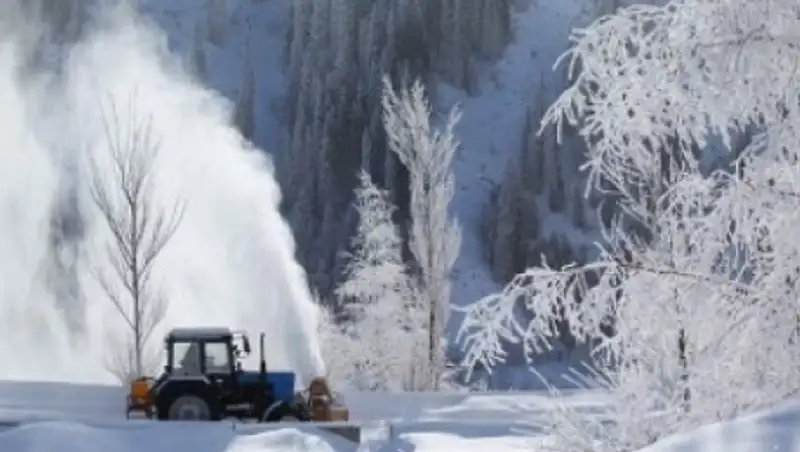 В предгорных районах Алматы высота выпавшего снега достигла 60 см