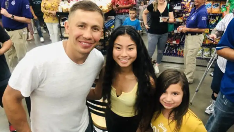 Головкин устроил автограф-сессию для поклонников