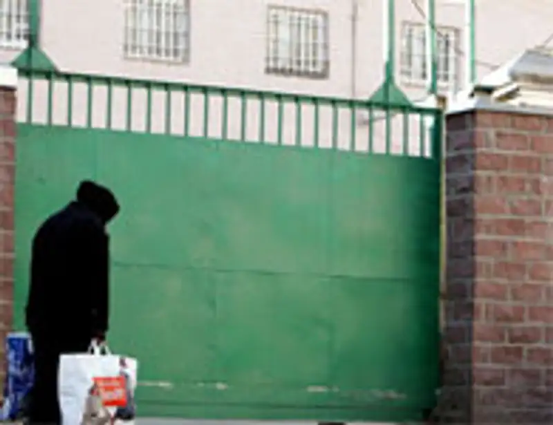 Более 100 попыток передачи запрещенных предметов в места лишения свободы предотвратили за неделю сотрудники КУИС, фото - Новости Zakon.kz от 29.11.2011 18:14