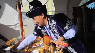 Краевед и ремесленник из аула имени Аскара Токмагамбетова Кызылординской области Жанибек Маханбет, доныз кауак, кабан-тыква, казахский национальный музыкальный инструмент, 