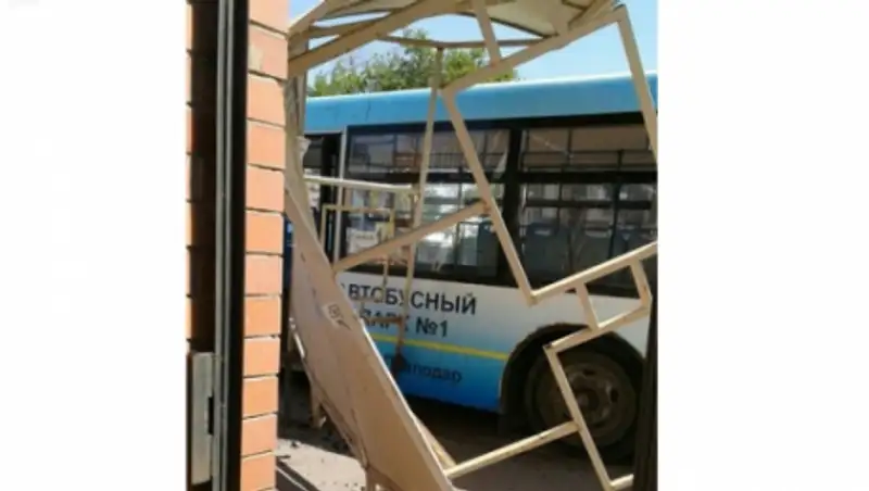 Павлодарда тежегіші істен шы&#1179;&#1179;ан автобус аялдаманы б&#1201;зып &#1257;тті