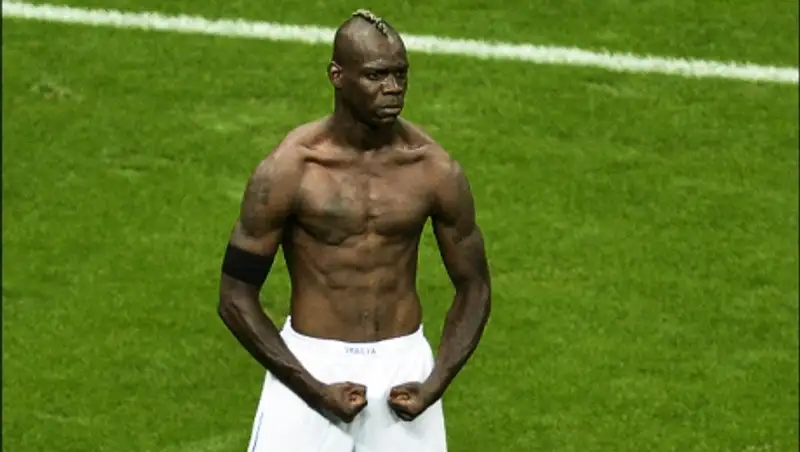 Балотелли могут наказать на 5 матчей за расизм и антисемитизм