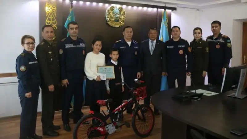 Школьника, спасшего двух тонущих подростков в Атырау, наградили медалью, фото - Новости Zakon.kz от 07.12.2022 13:50