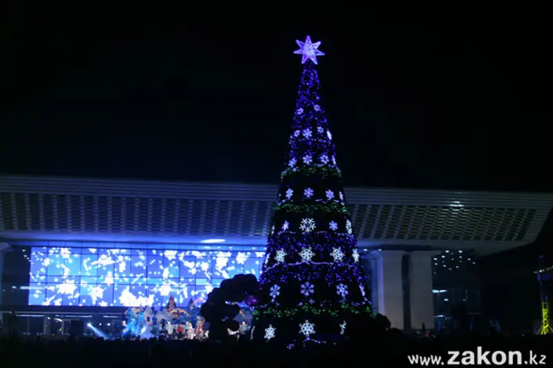 В Алматы зажгли главную новогоднюю ёлку (фото), фото - Новости Zakon.kz от 01.12.2011 02:06