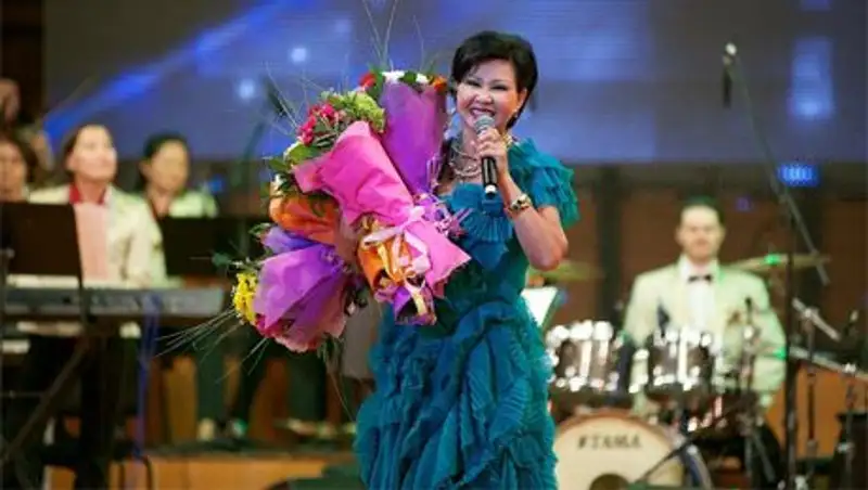 Роза Рымбаева исполнила песню на японском языке