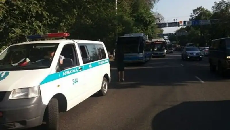 В Алматы автомобиль "подрезал" автобус, есть пострадавшие