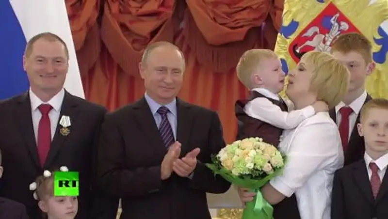 Путин не смог утешить расплакавшегося трехлетнего мальчика