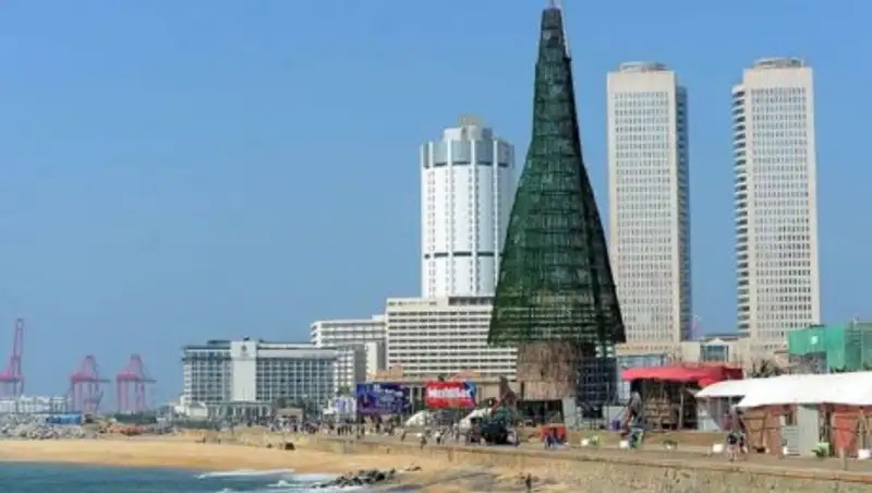 На Шри-Ланке собрали самую большую искусственную елку в мире