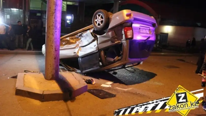 В Алматы в результате ДТП перевернулась Kia