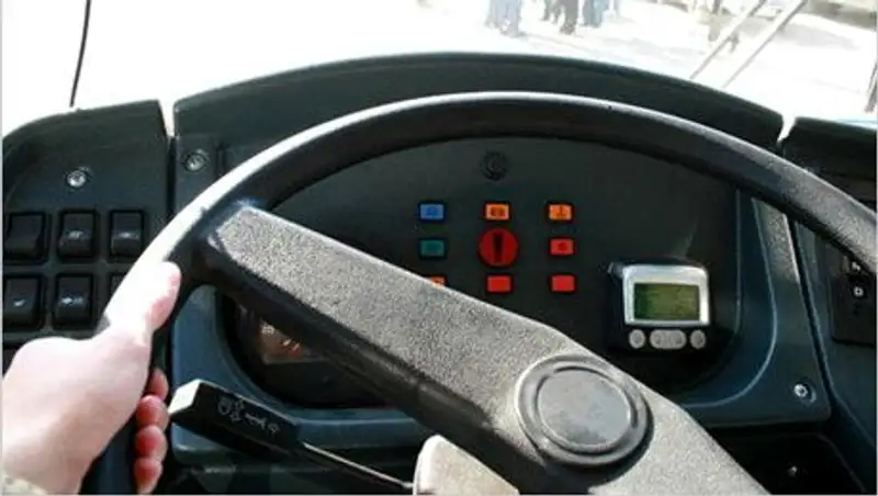 Строгий выговор объявлен водителю автобуса в Алматы за езду по встречной