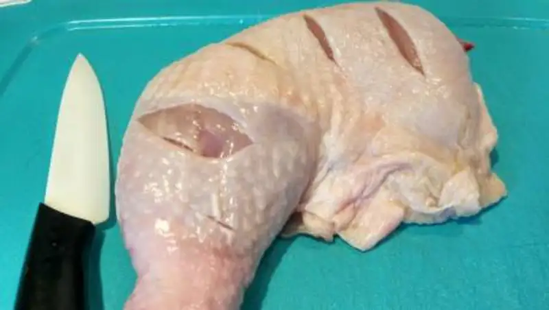 Павлодарец запустил окорочком в продавца